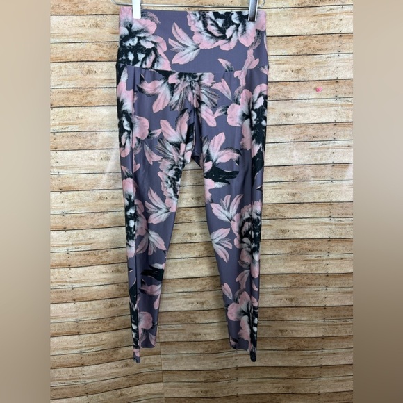 Onzie Flow Pink Purple Flower 7/8 Workout Leggings - Picture 1 of 6